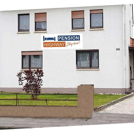 Pension Highway Bunde Bagian luar foto